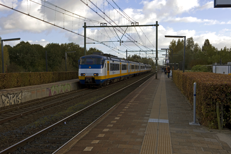 804331 Gezicht op de perrons van het N.S.-station Utrecht Lunetten (Furkaplateau) te Utrecht, met een electrisch ...
